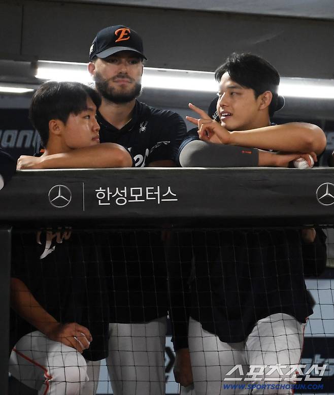 10일 부산 사직구장에서 열린 롯데 자이언츠와 한화 이글스의 경기. 한화 정우주, 폰세, 문동주가 경기를 지켜보고 있다. 부산=박재만 기자 pjm@sportschosun.com/2025.09.10/
