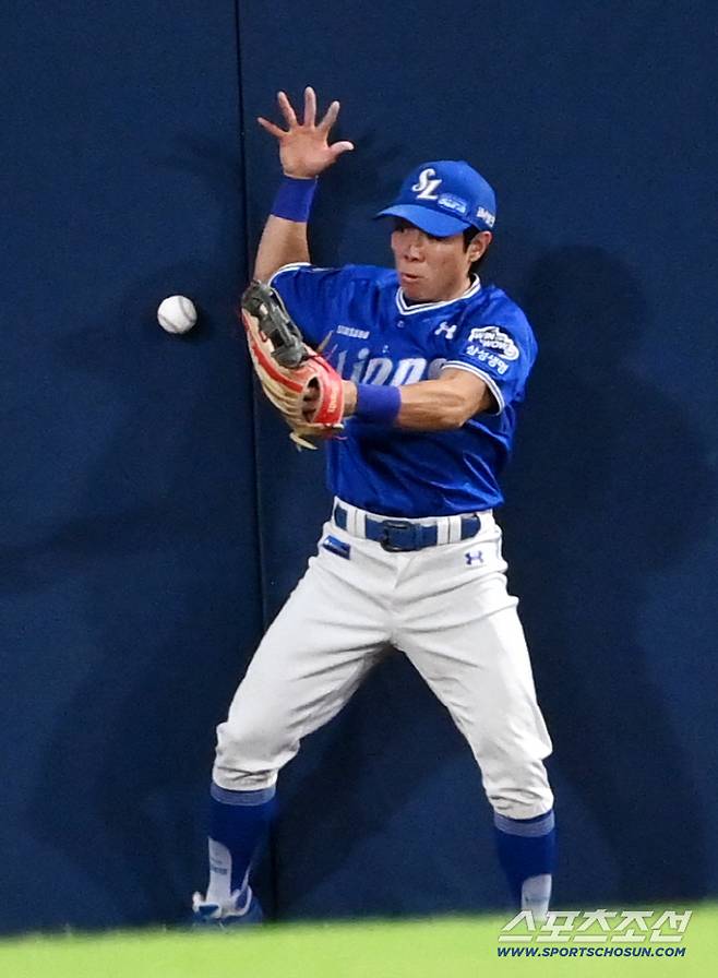 18일 창원NC파크에서 열린 삼성과 NC의 경기, 2회말 삼성 중견수 김지찬이 NC 데이비슨의 타구를 잡지 못하고 있다. 창원=허상욱 기자wook@sportschosun.com/2025.09.18/