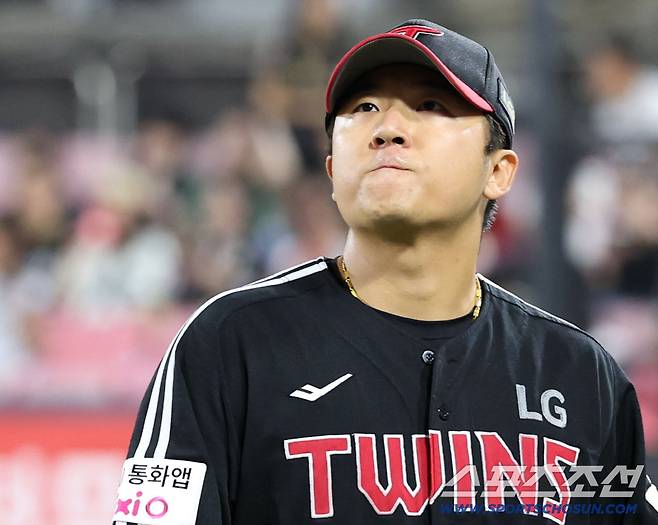 18일 수원 케이티위즈파크에서 열린 KT와 LG의 더블헤더 2차전. 6회 투구를 마치고 마운드를 내려오는 LG 선발 송승기. 수원=송정헌 기자songs@sportschosun.com/2025.09.18/