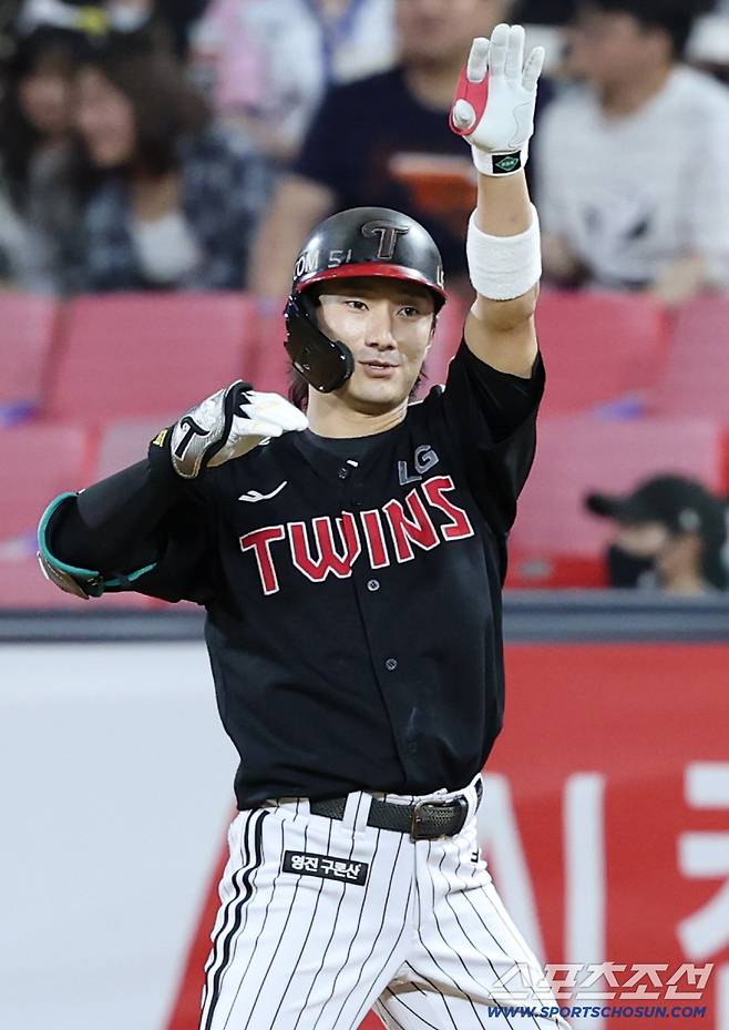 18일 수원 케이티위즈파크에서 열린 KT와 LG의 더블헤더 2차전. 2회 2타점 적시타 날린 LG 신민재. 수원=송정헌 기자songs@sportschosun.com/2025.09.18/