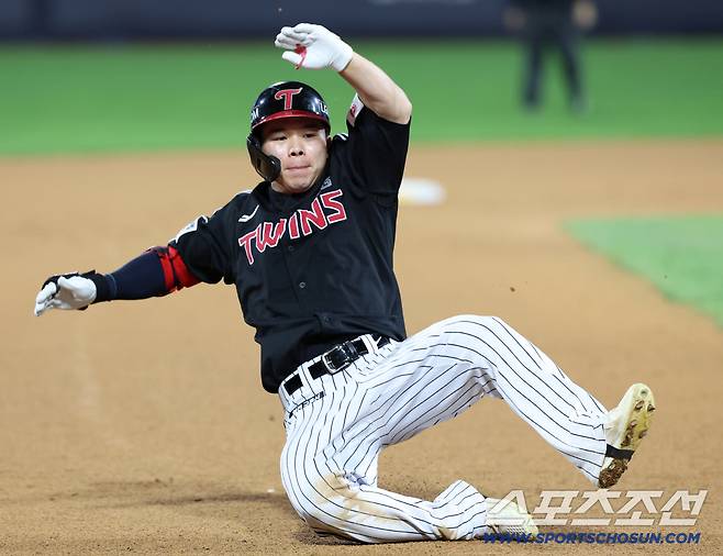 18일 수원 케이티위즈파크에서 열린 KT와 LG의 더블헤더 2차전. 4회 2타점 3루타 날린 LG 문성주. 수원=송정헌 기자songs@sportschosun.com/2025.09.18/