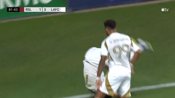 해트트릭 후 앞구르기를 하는 손흥민. ⓒ애플TV