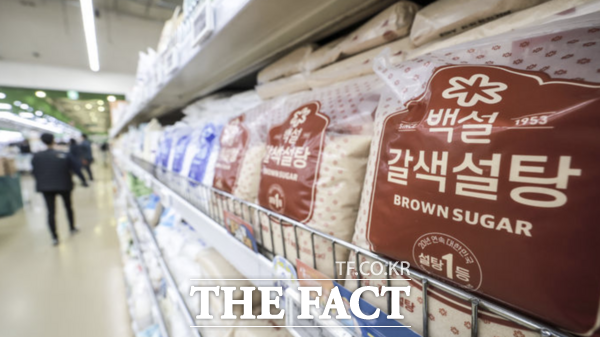 검찰이 CJ제일제당과 삼양사, 대한제당 등 3사에 대한 강제 수사에 나서면서 식품업계가 긴장하는 분위기다. 사진은 서울시내 대형마트에 설탕이 진열되어 있는 모습. /뉴시스