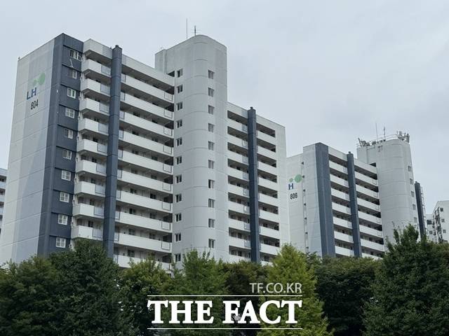 하안주공8단지 재건축추진준비위원회는 지난 17일 광명시로부터 재건축 조합설립추진위원회 승인을 받았다. /황준익 기자