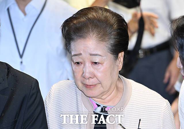 김건희 여사 연루 의혹을 수사하는 민중기 특별검사팀이 한학자 총재 등 통일교 관계자의 신병 확보에 나섰다. 한학자 세계평화통일가정연합(통일교) 총재가 지난 17일 오전 서울 종로구 KT광화문빌딩 웨스트에 마련된 김건희특검 사무실에 출석하고 있다. /박헌우 기자