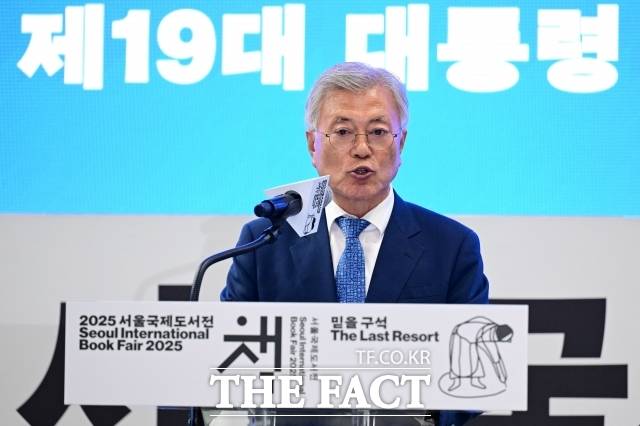 문재인 전 대통령은 18일 9·19 평양공동선언 및 남북군사합의 7주년을 하루 앞둔 이날 언론에 배포한 기념사에서 "윤석열 정부는 역대 민주정부의 성과를 송두리째 무너뜨린 것에 그치지 않고, 수많은 외교안보 분야 공직자들에게 사법적 탄압을 자행했다"고 주장했다. /남윤호 기자