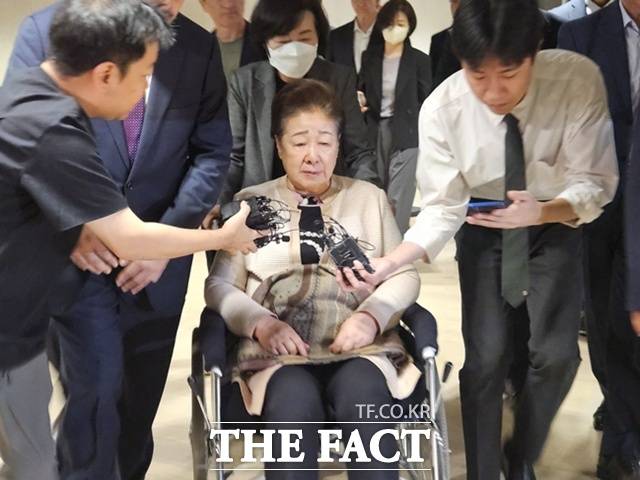 '건진법사·통일교 청탁 의혹'을 받는 한학자 세계평화통일가정연합(통일교) 총재가 김건희 여사 연루 의혹들을 수사하는 민중기 특별검사팀 조사에 첫 출석한 지 약 9시간 만에 귀가했다. /이다빈 기자