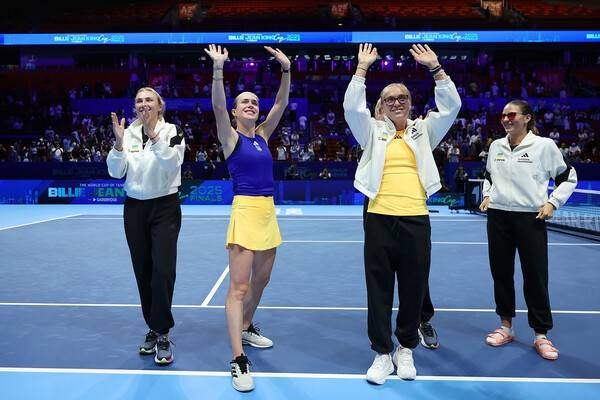 승리 인사를 전하는 우크라이나 대표팀 / 게티이미지코리아