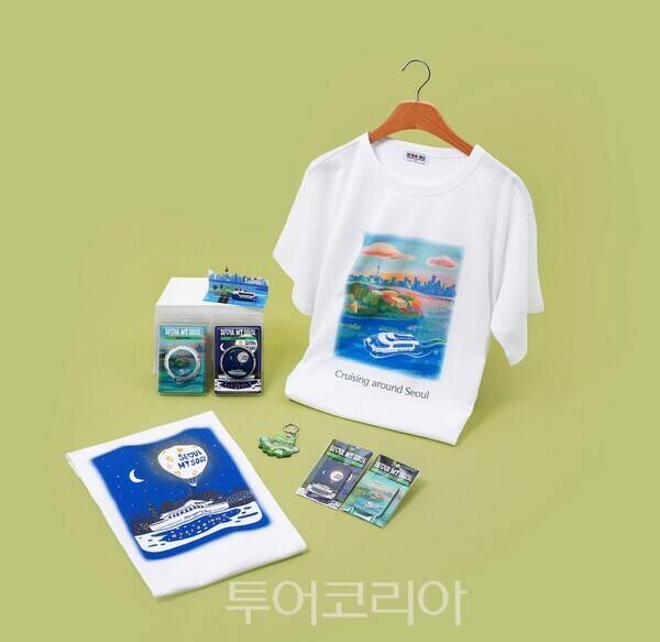 서울굿즈 한강버스 특별 에디션 단체 사진(왼쪽 위부터 시계방향으로 디오라마, 그립톡 2종, 티셔츠(한강버스 밤), 아크릴 쉐이커 키링, 우드 마그넷 2종, 티셔츠(한강버스 낮)) /사진-서울관광재단