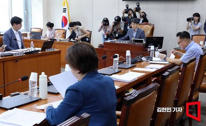 18일 국회에서 열린 행정안전위원회 법안심사제1소위원회에서 윤건영 소위원장이 의사봉을 두드리고 있다. 2025.9.18 김현민 기자