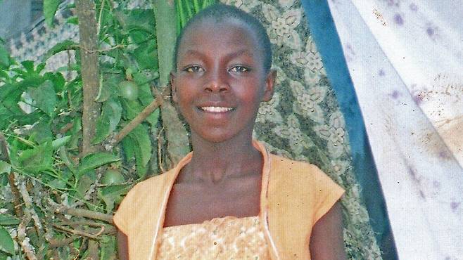 모닉 카룬기는 우간다 시골 지역에서 10명의 형제자매와 함께 자랐다