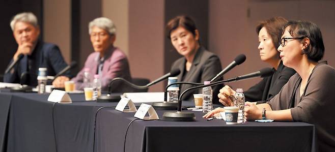 17일 서울 중구 한국프레스센터에서 열린 ‘어떻게 언론을 지킬 것인가’ 관훈클럽·한국언론학회 공동 기획 세미나에서 주영진(왼쪽부터) SBS 기자, 이종규 한겨레신문 저널리즘책무실장, 이나연 연세대 교수(사회), 정은령 세명대 교수, 서수민 서강대 교수가 토론하고 있다. /장련성 기자
