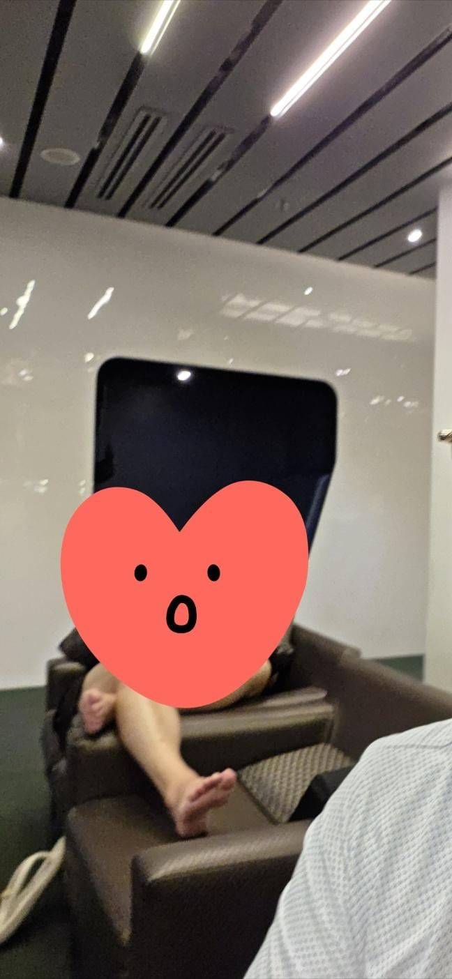 한국인으로 추정되는 인물이 다른 사람이 쉬어야 할 의자 옆자리까지 다리를 뻗고 누워 있다. /보배드림