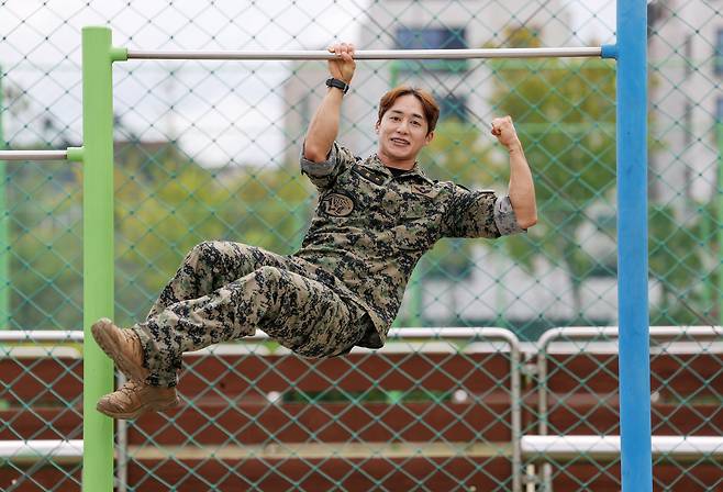 7일 오전 경기 파주시 운정호수공원에서 턱걸이 세계기록을 달성한 특전사 출신 인플루언서 오요한씨가 철봉에서 포즈를 취하고 있다./ 박성원 기자