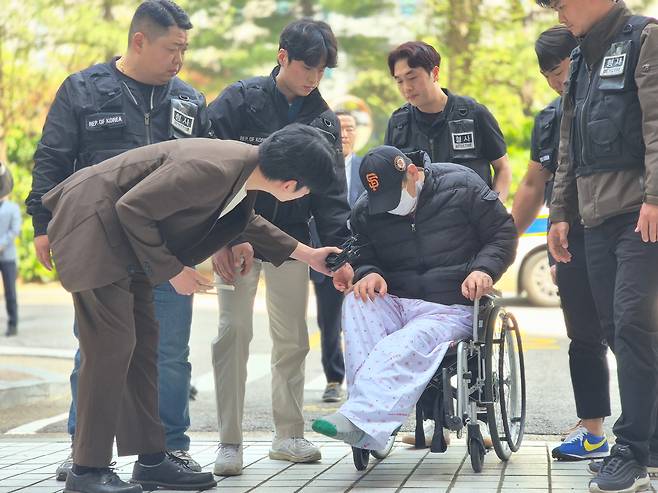 지난 4월 사실혼 관계였던 여성을 살해한 혐의를 받는 A씨가 인천지방법원에서 열린 구속 전 피의자심문(영장실질심사)에 출석하고 있다. /뉴스1