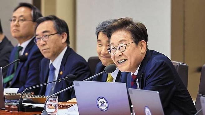 이재명 대통령이 지난 6월 5일 서울 용산 대통령실 청사에서 취임 후 첫 국무회의를 주재하고 있는 모습. 이날 이 대통령은 당시 조규홍 보건복지부 장관에게 한국의 자살률 관련 질문을 했다고 한다./대통령실