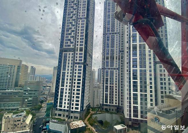 16일 대구 중구 동성로 스파크랜드 대관람차에서 바라본 대구 시내 전경. 최근 들어선 초고층 아파트로 인해 경치를 제대로 감상할 수 없는 상태가 됐다. 명민준 기자 mmj86@donga.com