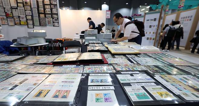 17일 서울 강서구 코엑스마곡에서 세계우표전시회가 열렸다. 전시회는 국내 최초 발행 우표인 문위우표(文位郵票)를 포함해 전 세계 65개국에서 출품된 우수한 우표 작품 20여만 장을 선보였다. 뉴시스