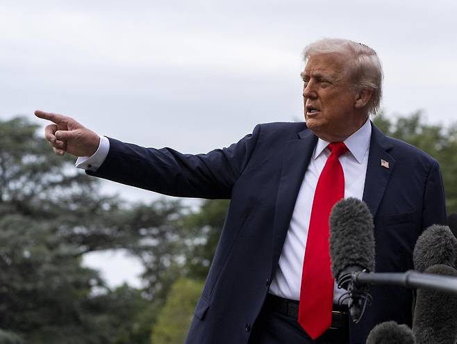 도널드 트럼프 미국 대통령이 16일(현지 시간) 영국 국빈 방문에 앞서 백악관에서 기자들에게 이야기하고 있다. 트럼프 대통령은 이날 반도체와 의약품에 자동차(25%)보다 높은 관세를 부과할 수 있다고 말했다. 워싱턴=AP 뉴시스