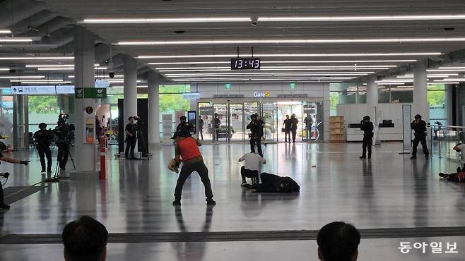 11일 부산 강서구 김해국제공항 국제선 1층 대합실에서 테러범 제압 상황을 가정한 대테러 합동훈련이 진행되고 있다. 김화영 기자 run@donga.com