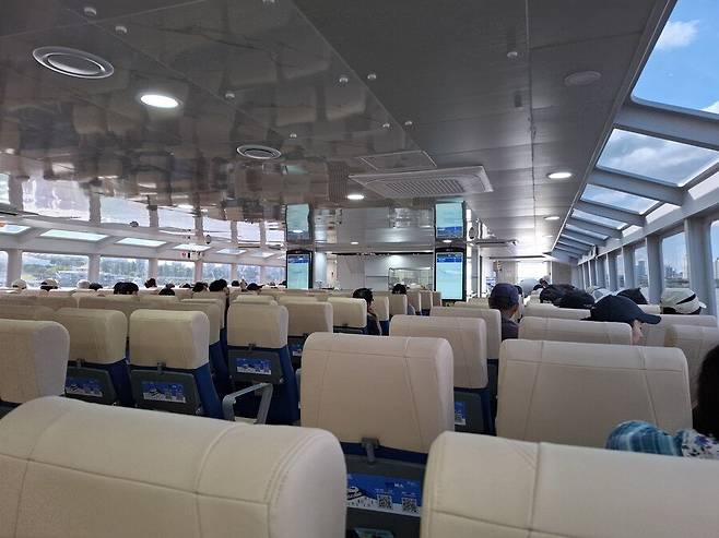 한강 버스 내부. 온라인커뮤니티 캡처.