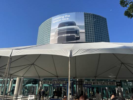 ‘2024 LA 오토쇼’가 열린 미국 캘리포니아주 로스앤젤레스 컨벤션 센터 입구 외벽에 현대차 아이오닉 9 옥외 광고판이 설지돼 있다. 장우진 기자