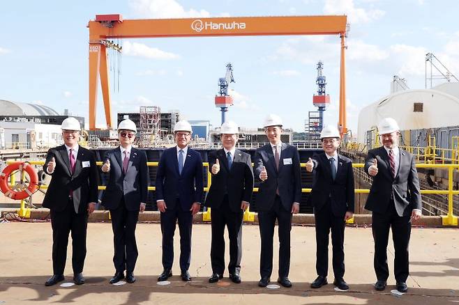 이재명 대통령이 지난달 26일(현지 시간) 필라델피아 한화 필리조선소를 방문해 현장 시찰을 마친 뒤 참석자들과 기념촬영을 하고있다.왼쪽부터 데이비드 김 한화필리조선소 대표, 조현 외교부 장관, 조시 샤피로 펜실베이니아 주지사, 이 대통령, 김동관 한화그룹 부회장, 김정관 산업통상자원부장관, 토드 영 상원의원. 뉴시스