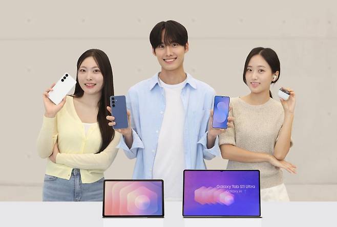 삼성전자 모델이 갤럭시 S25 FE를 소개하고 있다. 삼성전자 제공