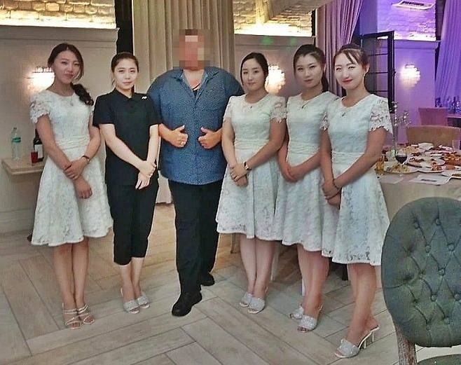 최근 러시아 모스크바에 15년 만에 추가 개점한 북한 식당 ‘평양관’ 종업원과 손님. 얀덱스 맵 리뷰 캡쳐