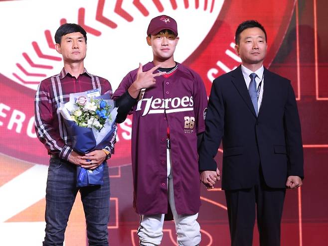 17일 서울 송파구 롯데호텔 월드에서 열린 2026 KBO 신인 드래프트에서 키움 히어로즈에 1라운드 10순위 지명을 받은 전주고 박한결이 포즈를 취하고 있다.연합뉴스