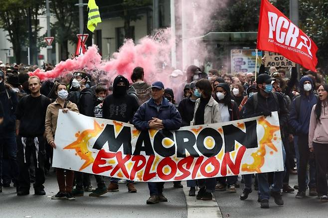 지난 13일(현지시간) 프랑스 낭트 도심에서 "마크롱 폭발"이라고 적힌 현수막을 든 반정부 시위대가 행진하고 있다. 로이터연합뉴스