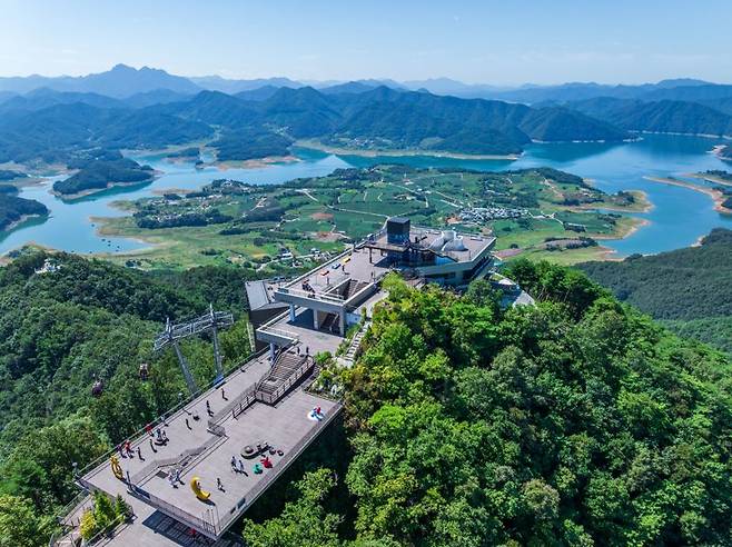 드론으로 촬영한 청풍호반 케이블카 정상부 모습