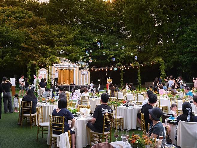 지난해 추석 서울신라호텔 영빈관에서 마술쇼가 진행되고 있다. 호텔신라 제공