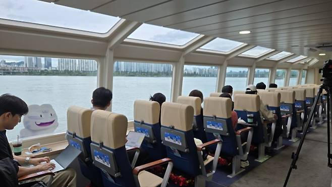 한강버스 내부. 파노라마 통창이 시원한 시야를 확보해줬다.