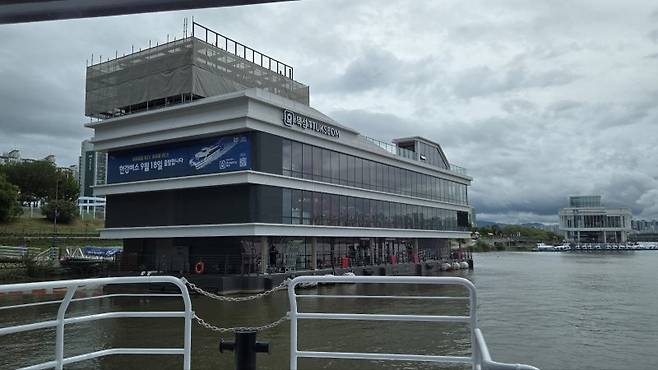 접안을 위해 한강버스 뚝섬선착장에 다가갈 때 모습 사진=이설영 기자