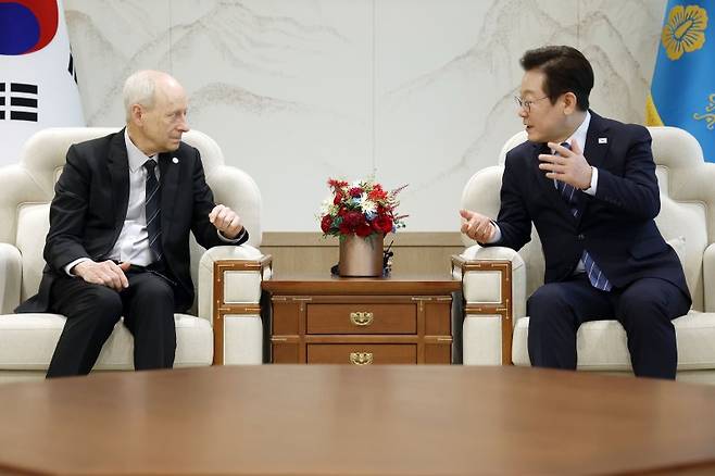 샌델 교수 접견하는 李대통령이재명 대통령이 18일 서울 용산 대통령실에서 저서 '정의란 무엇인가'로 유명한 마이클 샌델 미국 하버드대 교수를 접견하고 있다. 연합뉴스