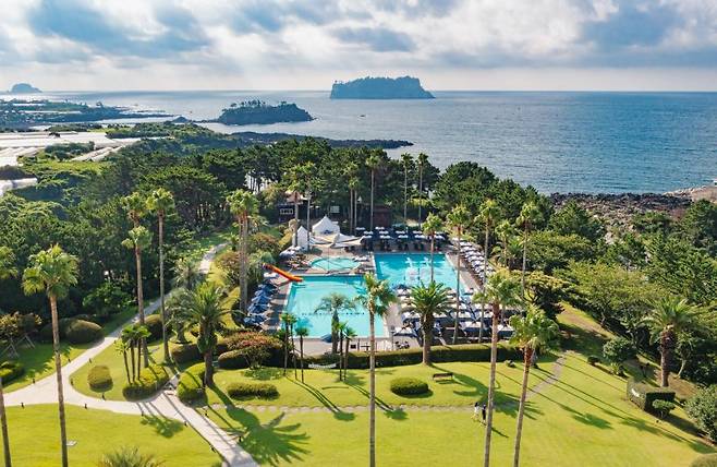 켄싱턴리조트 서귀포점 야외수영장 전경. 이랜드파크 제공