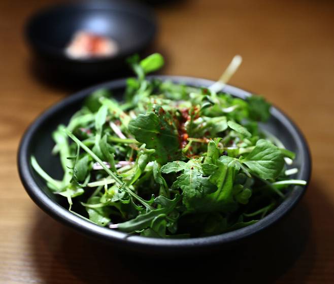 돼지고기 구이 메뉴에 나오는 채소. 박미향 기자