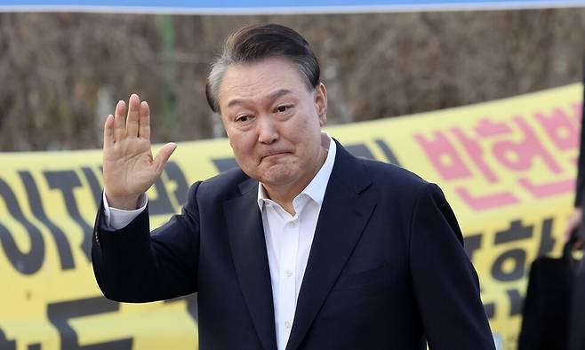 윤석열 전 대통령이 지난 3월8일 오후 경기 의왕시 서울구치소에서 석방돼 지지자들에게 인사하며 걸어나오고 있다. 김영원 기자 forever@hani.co.kr