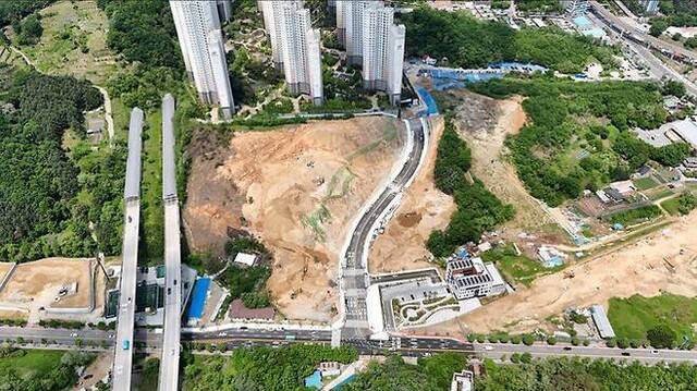 완공하고도 진입로를 개설하지 못해 4년 넘도록 방치된 경기도 용인시청 맞은편 힐스테이트(기업형 임대주택) 민간임대아파트의 대체 진입도로가 지난 5월 임시 개통됐다. 용인시 제공