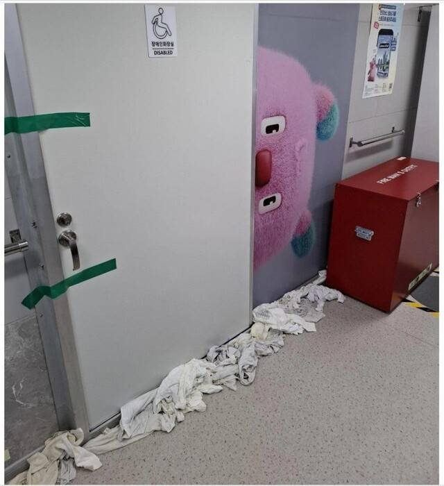 인터넷 커뮤니티에 게재된 한강버스 화장실 사용에 문제가 발생한 모습. 인터넷 화면 갈무리