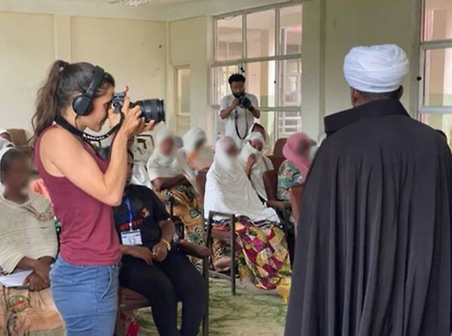 ‘2025 힌츠페터국제보도상’ 대상을 수상한 마리안 게티와 안녜스 나밧의 ‘침묵의 무기’ 한 장면. 에티오피아 정부의 인종청소를 잠입 취재했다. 5·18기념재단 제공