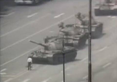 ‘2025 힌츠페터국제보도상’의 오월광주상을 수상한 조나단 쉐어가 1989년 중국 민주화시위 때 촬영한 전차를 막아선 한 청년. 5·18기념재단 제공