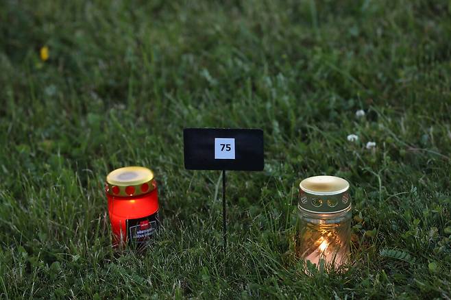 ‘리디체 마을 학살 83주기 추모식’ 전야제가 열린 2025년 6월13일 저녁, 파괴돼 사라진 옛 마을의 집터 102곳에 촛불이 켜져 있다.