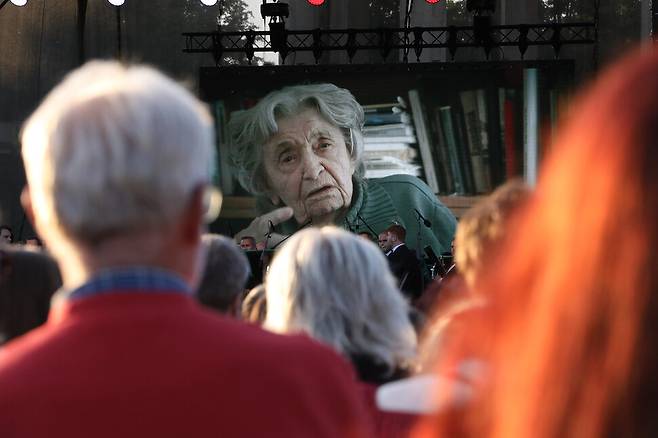 ‘리디체 마을 학살 83주기 추모식’ 전야제에 앞서 리디체 참사의 마지막 생존 여성이던 야로슬라바 스클레니치코바의 생전 영상을 보여주고 있다. 그는 2024년 9월27일 98살의 나이로 사망했다.