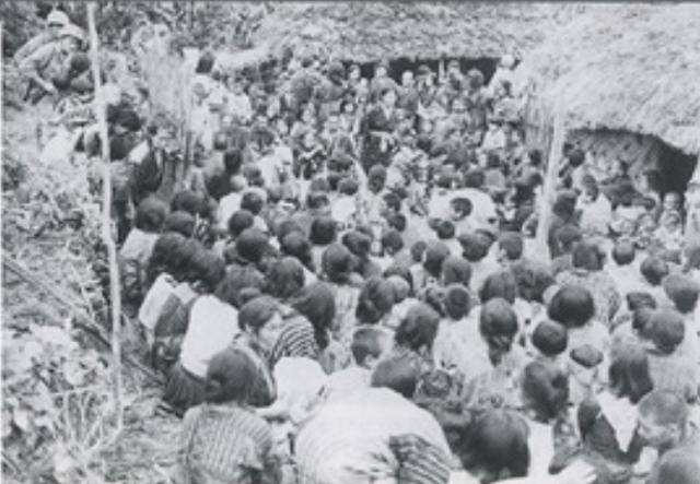 오키나와 전투 직후 미군에 의해 수용된 오키나와 생존 주민들. peace-museum.pref.okinawa