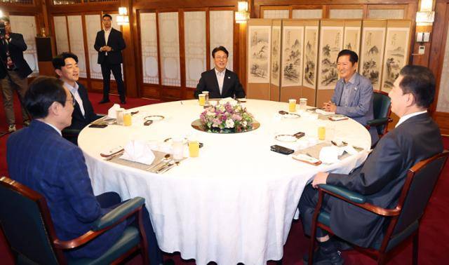 김민석 국무총리와 여당 대표 등이 14일 오후 서울 종로구 삼청동 국무총리 공관에서 열린 당정대 고위급 만찬 회동에서 환담하고 있다. 왼쪽부터 시계방향으로 우상호 대통령실 정무수석, 강훈식 대통령 비서실장, 김민석 총리, 더불어민주당 정청래 대표, 김병기 원내대표. 뉴스1