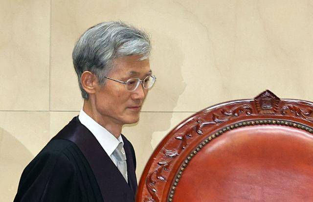 조희대 대법원장이 18일 서울 서초구 대법원에서 열린 전원합의체에 입장하고 있다. 연하뷴스