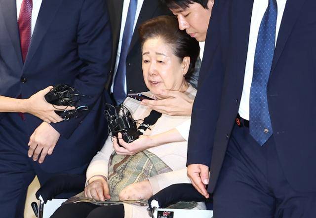 한학자 통일교 총재가 17일 서울 종로구 KT광화문빌딩 웨스트에 마련된 민중기 특별검사팀 사무실에서 조사받은 뒤 귀가하고 있다. 뉴스1