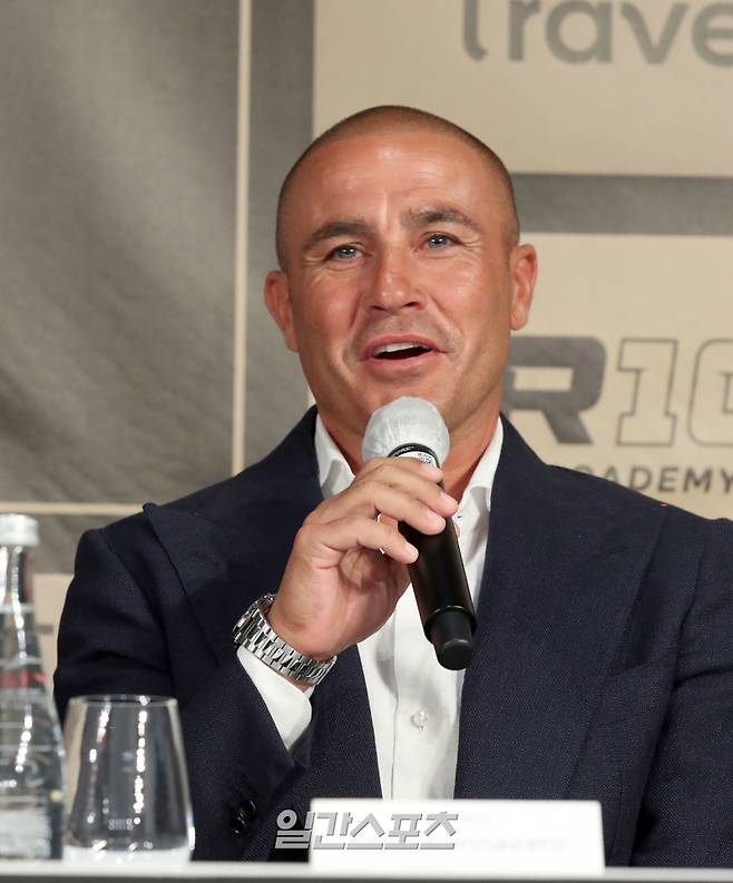 브라질 축구스타 호나우지뉴, 이태리 축구의전설 칸나바로, 마테라치 등 축구 레전드 3인이 10일 오전 페어몬트앰배서더 서울에서 합동 기자회견을 했다. 칸나바로가 입국 소감을 밝히고있다. 정시종 기자 capa@edaily.co.kr /2023.08.10.